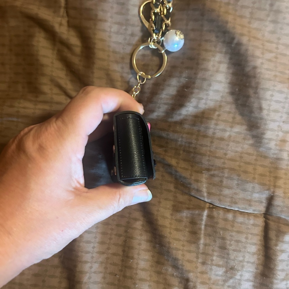 Elegant Black Key Holder with Gold Accents - Picture 3 of 4